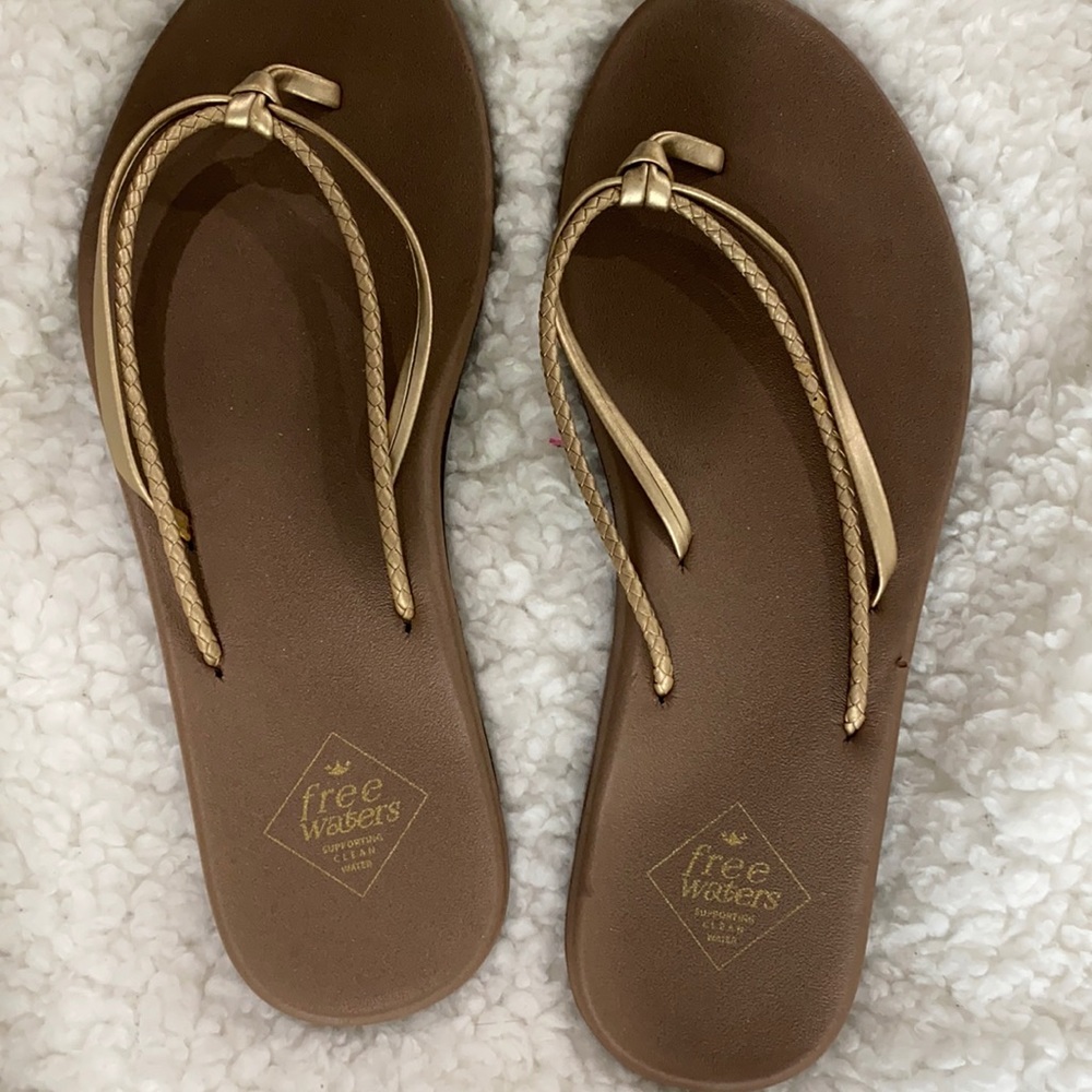 Free Waters New size 6.5 gold flip flop